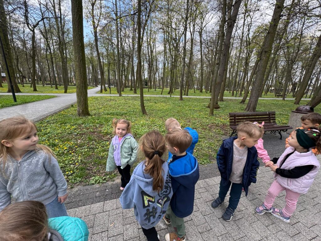 Wiosenny spacer po parku zdrojowym