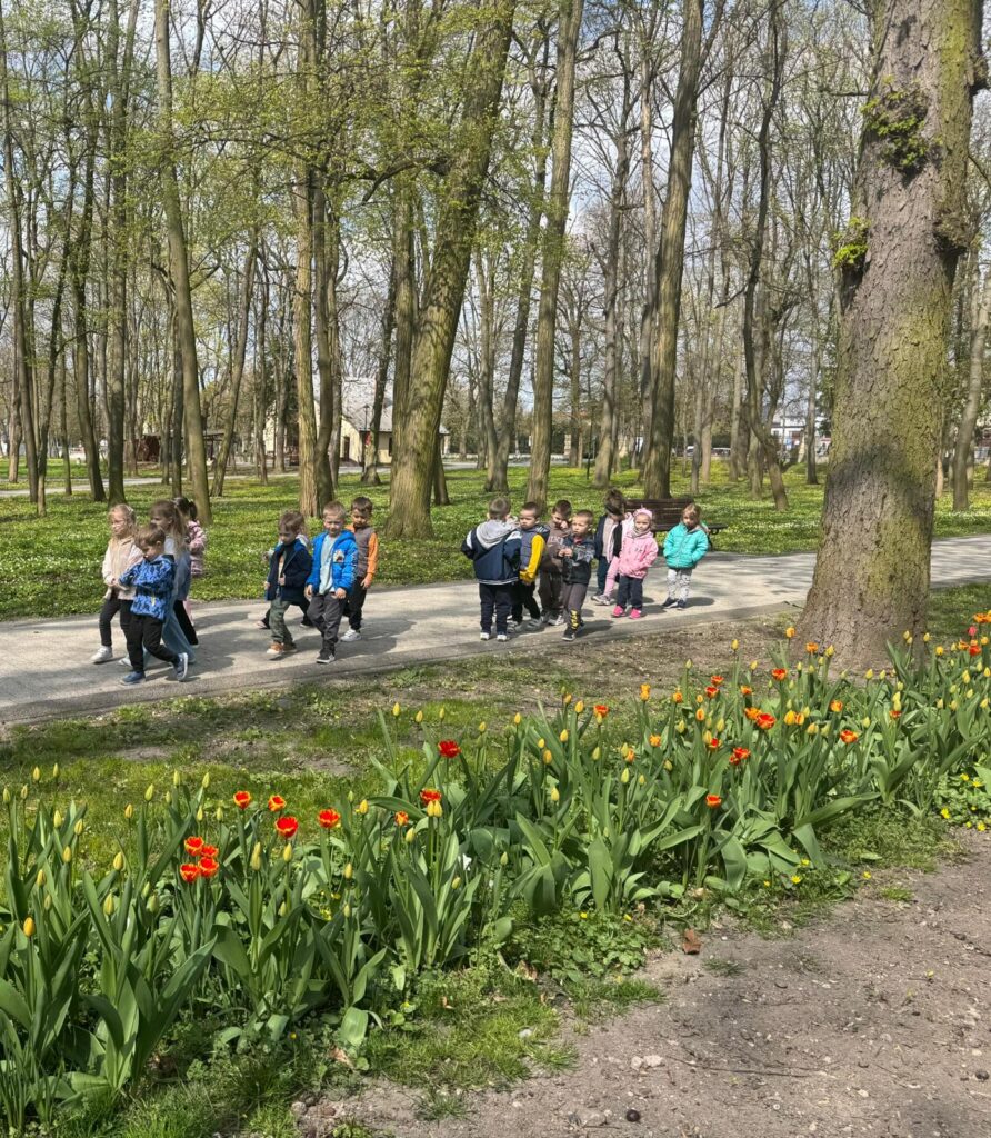 Wiosenny spacer po parku zdrojowym