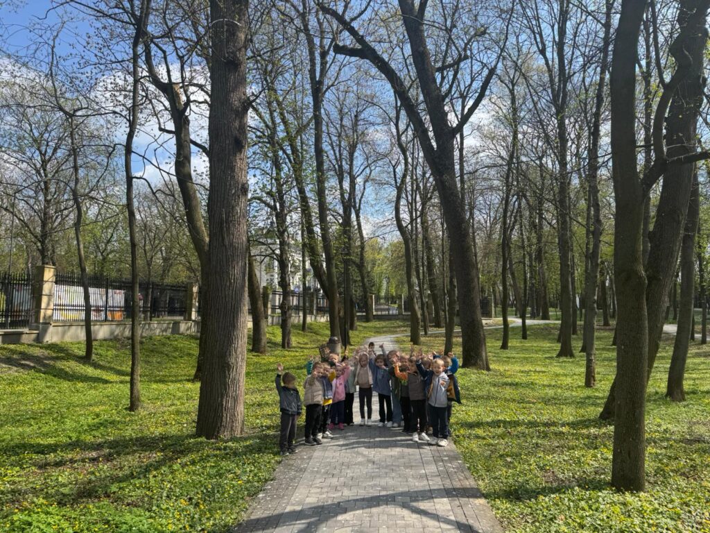 Wiosenny spacer po parku zdrojowym