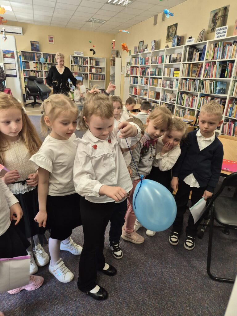 Wycieczka do Miejsko-Gminnej Biblioteki Publicznej w Busku-Zdroju - grupa "Wiewiórki".