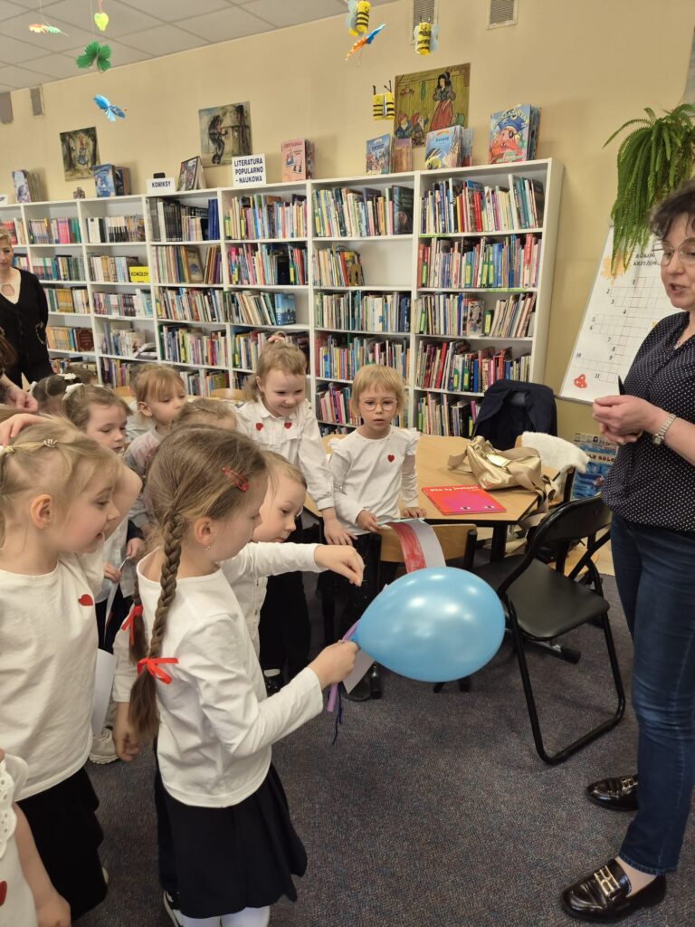 Wycieczka do Miejsko-Gminnej Biblioteki Publicznej w Busku-Zdroju - grupa "Wiewiórki".