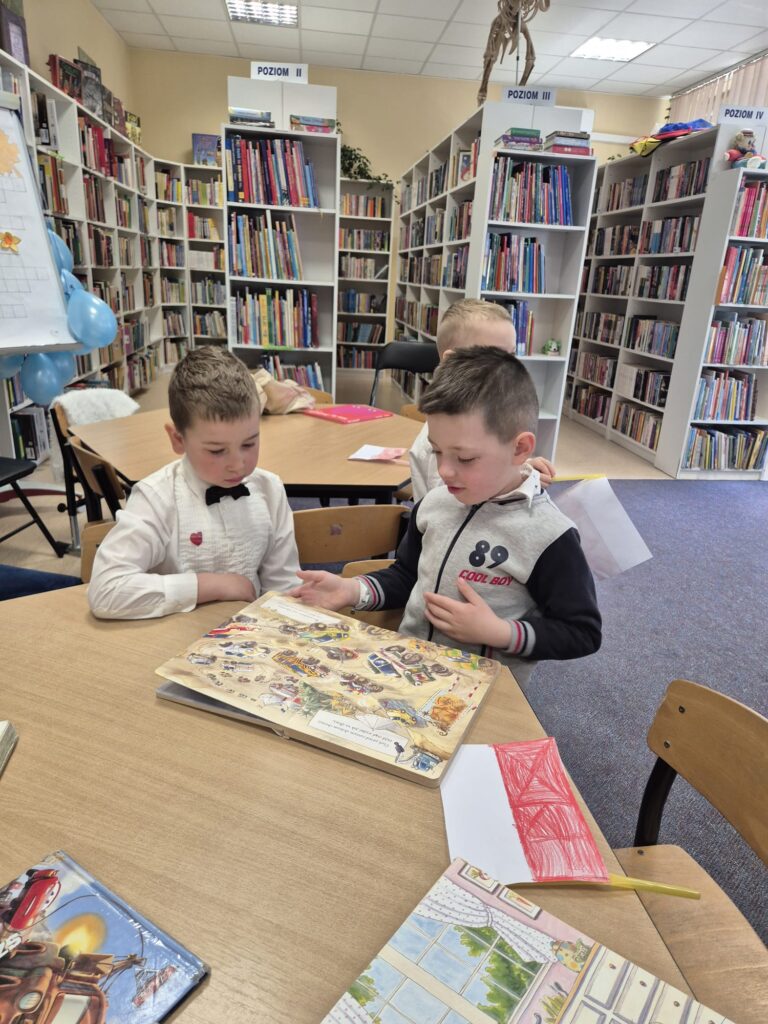 Wycieczka do Miejsko-Gminnej Biblioteki Publicznej w Busku-Zdroju - grupa "Wiewiórki".