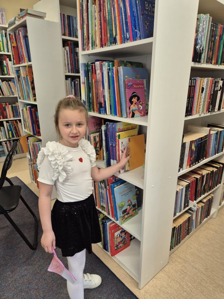 Wycieczka do Miejsko-Gminnej Biblioteki Publicznej w Busku-Zdroju - grupa "Wiewiórki".