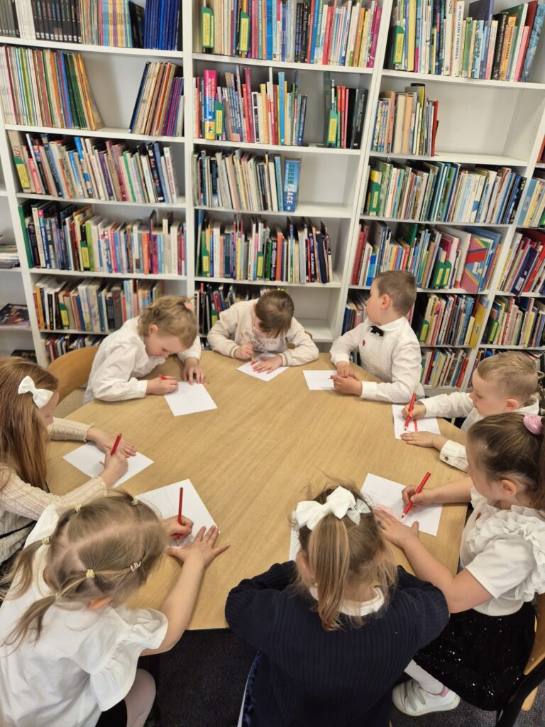 Wycieczka do Miejsko-Gminnej Biblioteki Publicznej w Busku-Zdroju - grupa "Wiewiórki".