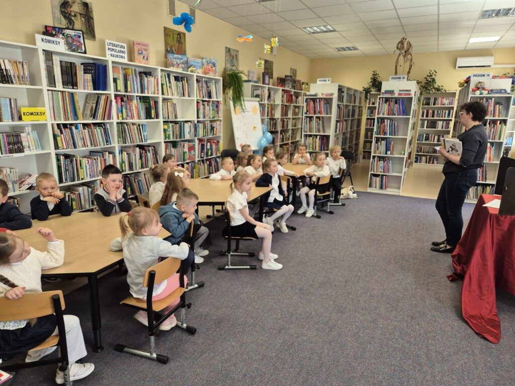 Wycieczka do Miejsko-Gminnej Biblioteki Publicznej w Busku-Zdroju - grupa "Wiewiórki".