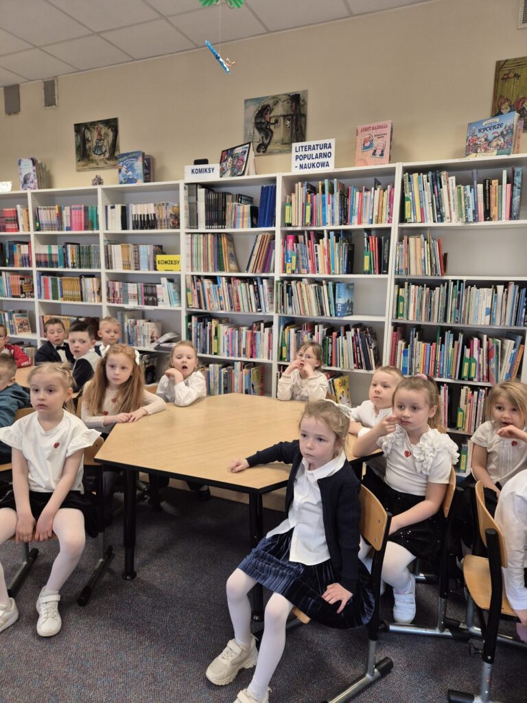 Wycieczka do Miejsko-Gminnej Biblioteki Publicznej w Busku-Zdroju - grupa "Wiewiórki".