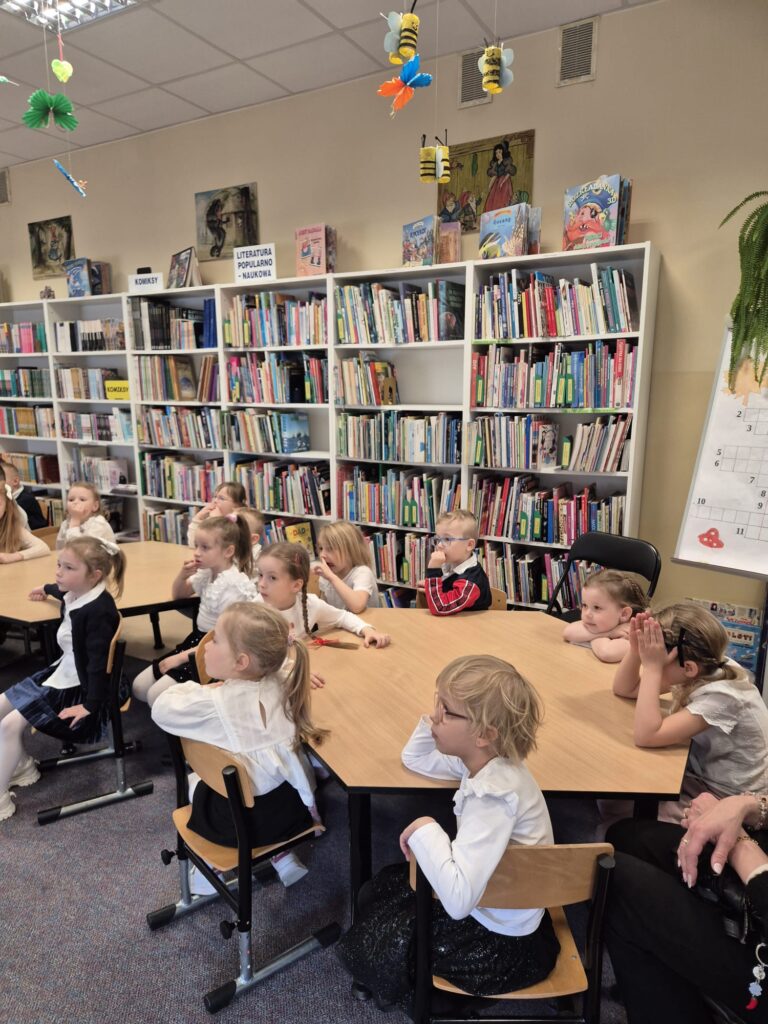 Wycieczka do Miejsko-Gminnej Biblioteki Publicznej w Busku-Zdroju - grupa "Wiewiórki".