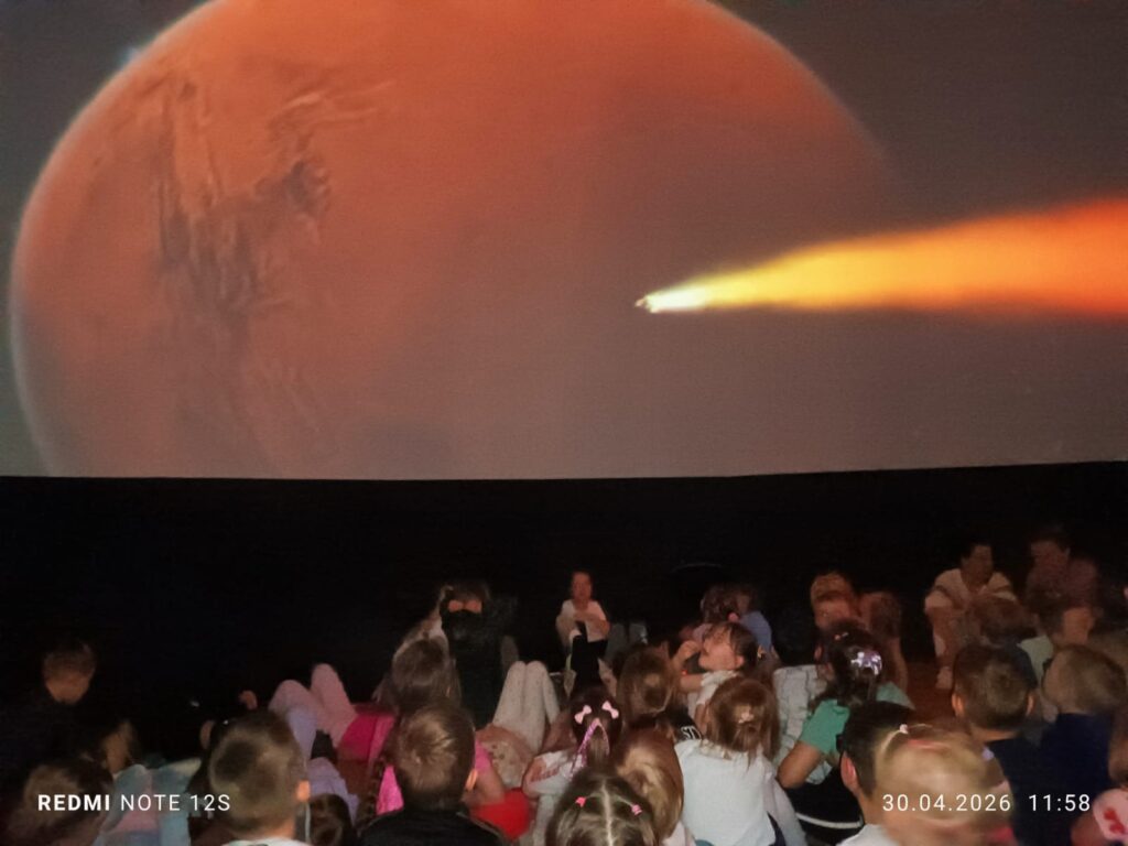 „Edukacyjna podróż do świata astronomii" – wizyta Mobilnego Planetarium w Publicznym Przedszkolu Nr 2 w Busku-Zdroju.