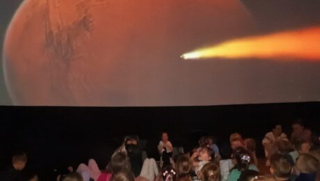 „Edukacyjna podróż do świata astronomii" – wizyta Mobilnego Planetarium w Publicznym Przedszkolu Nr 2 w Busku-Zdroju.