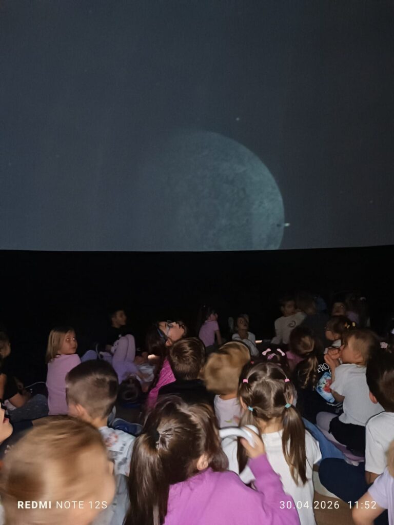 „Edukacyjna podróż do świata astronomii" – wizyta Mobilnego Planetarium w Publicznym Przedszkolu Nr 2 w Busku-Zdroju.
