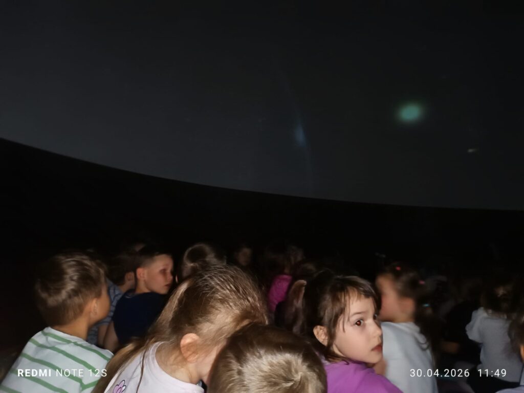 „Edukacyjna podróż do świata astronomii" – wizyta Mobilnego Planetarium w Publicznym Przedszkolu Nr 2 w Busku-Zdroju.