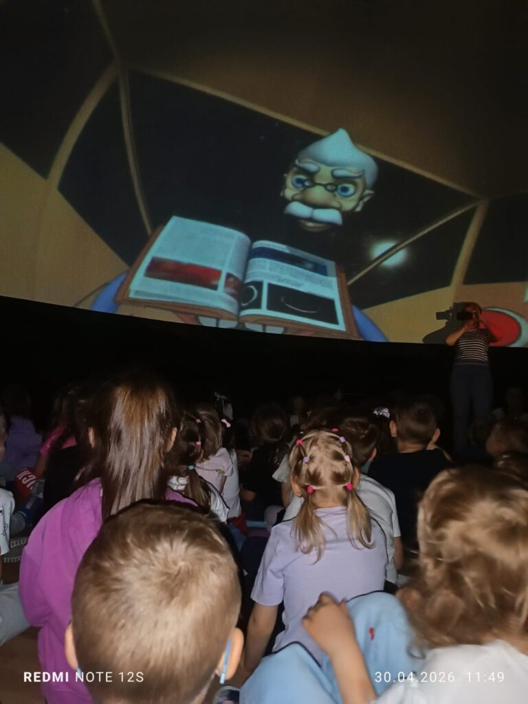 „Edukacyjna podróż do świata astronomii" – wizyta Mobilnego Planetarium w Publicznym Przedszkolu Nr 2 w Busku-Zdroju.