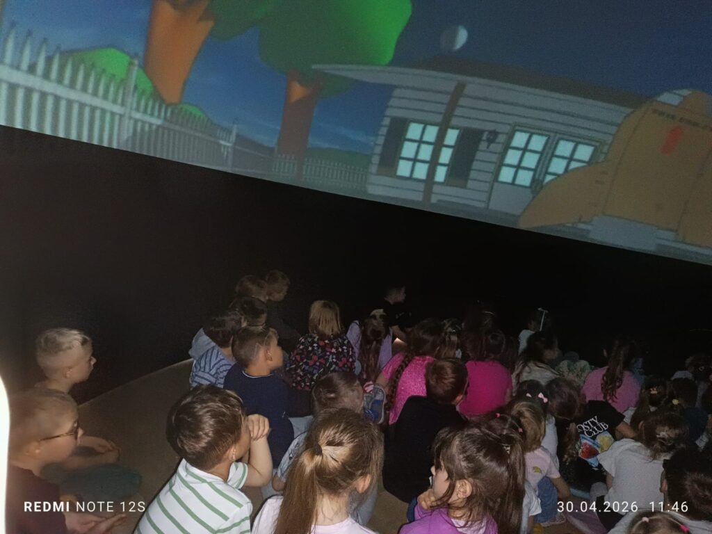 „Edukacyjna podróż do świata astronomii" – wizyta Mobilnego Planetarium w Publicznym Przedszkolu Nr 2 w Busku-Zdroju.