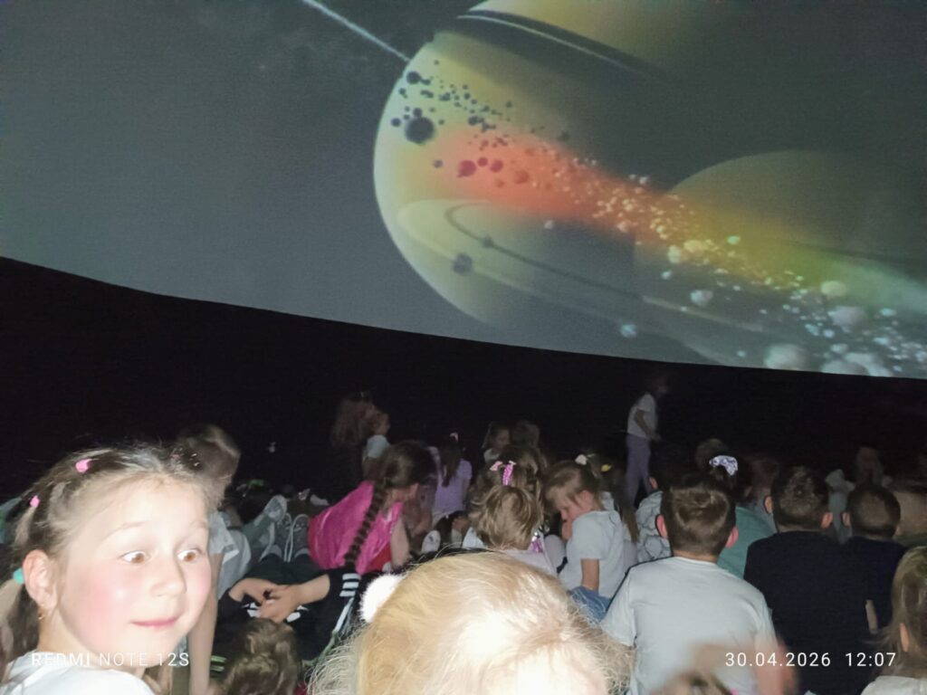 „Edukacyjna podróż do świata astronomii" – wizyta Mobilnego Planetarium w Publicznym Przedszkolu Nr 2 w Busku-Zdroju.