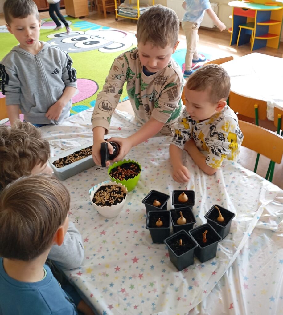 Wiosenne sadzenie w grupie "Pszczółki".