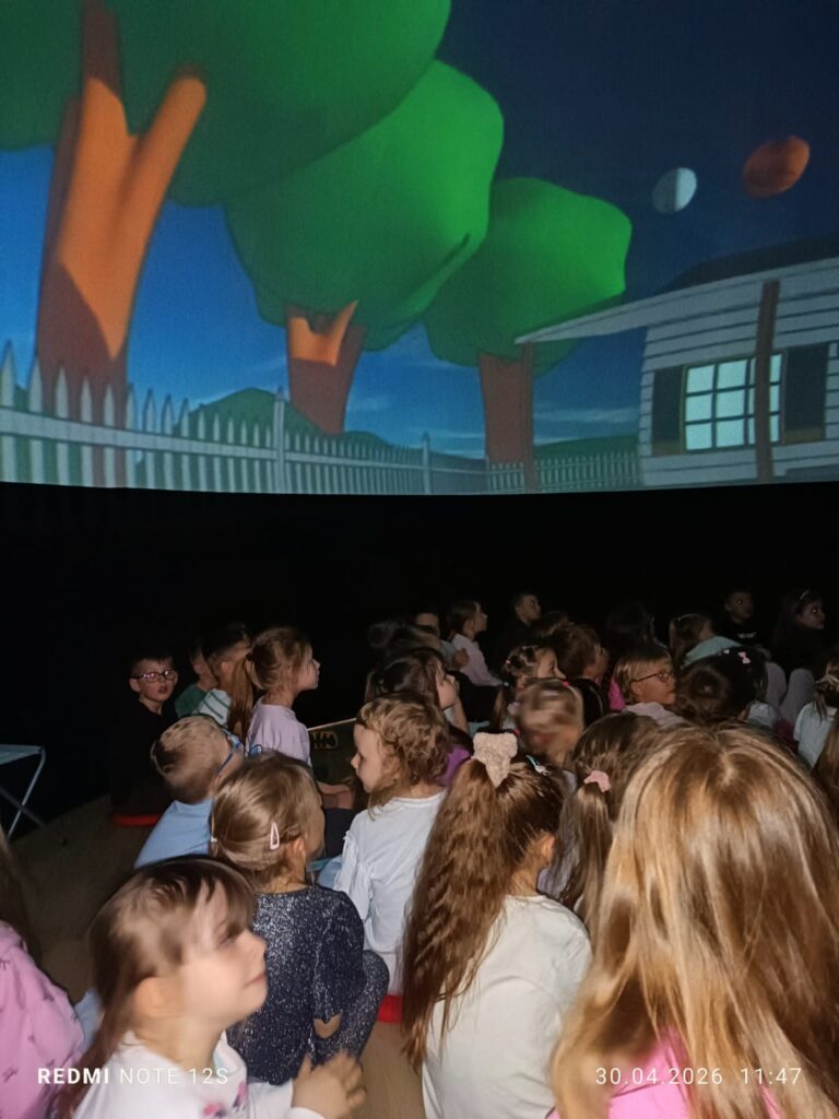 „Edukacyjna podróż do świata astronomii" – wizyta Mobilnego Planetarium w Publicznym Przedszkolu Nr 2 w Busku-Zdroju.
