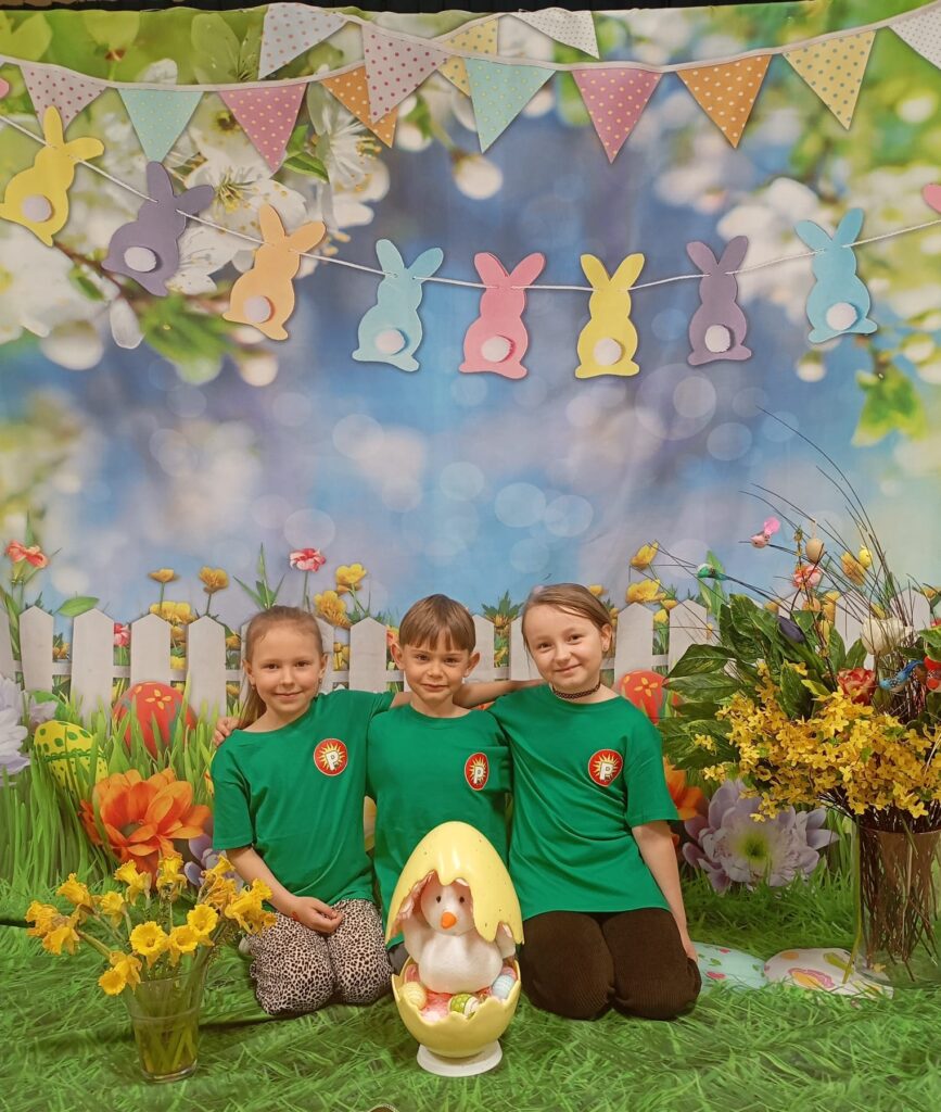 Z okazji Świąt Wielkanocnych Dzieci oraz Panie z grupy „Pszczółki” składają serdeczne życzenia: dużo zdrowia, radości i wiosennego uśmiechu każdego dnia.

Niech te Święta będą pełne rodzinnego ciepła, spokoju oraz kolorowych chwil spędzonych wśród bliskich. Niech budząca się do życia przyroda przyniesie wszystkim wiele energii i pozytywnej wiosennej atmosfery.

Wesołych Świąt Wielkanocnych!