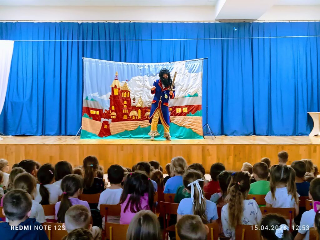 Przedstawienie teatralne pt. "Czarująca Żaba".