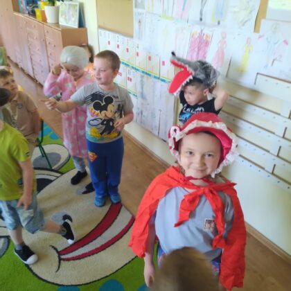 Przedstawienie teatralne pt. "Czerwony Kapturek" w grupie "Pszczółki".