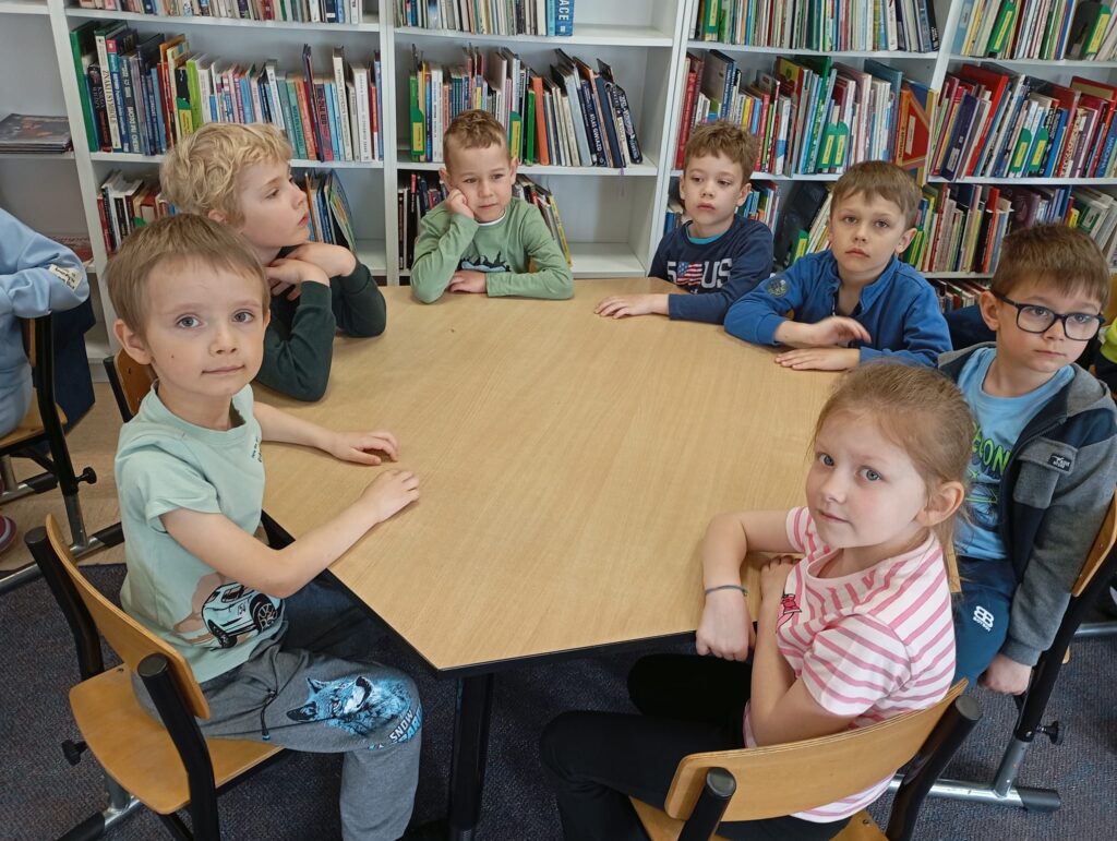 Wyjście do Miejsko-Gminnej Biblioteki Publicznej w Busku-Zdroju - grupa "Pszczółki".