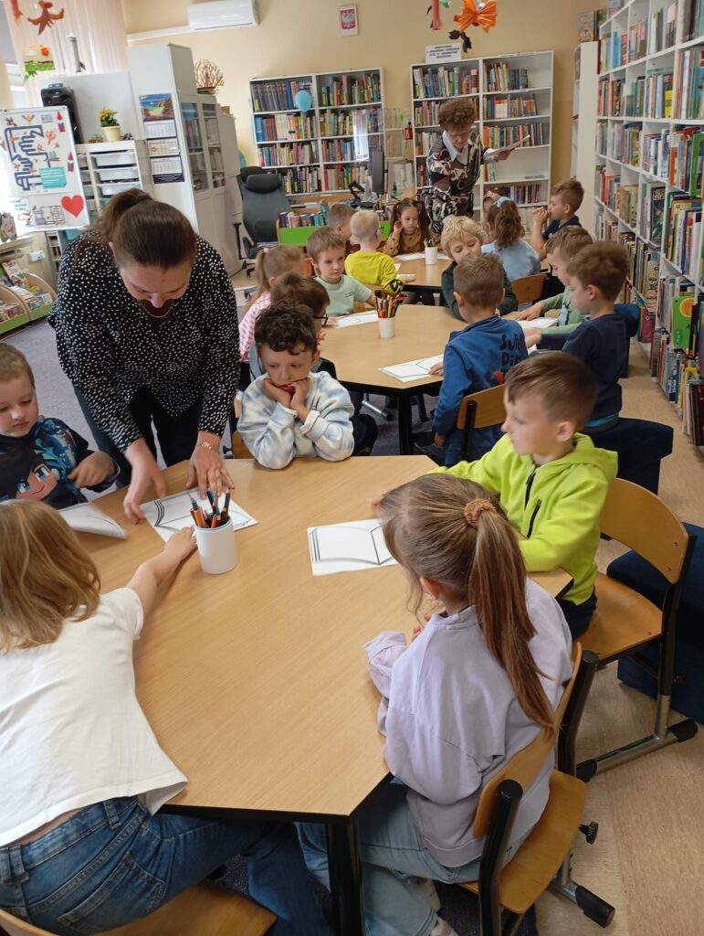 Wyjście do Miejsko-Gminnej Biblioteki Publicznej w Busku-Zdroju - grupa "Pszczółki".