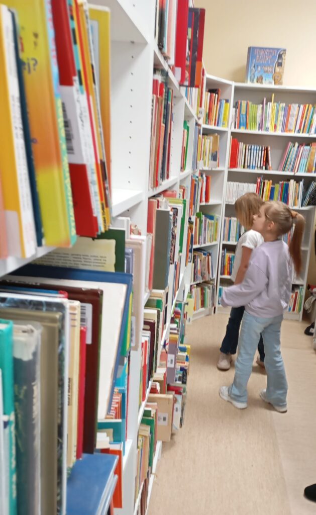 Wyjście do Miejsko-Gminnej Biblioteki Publicznej w Busku-Zdroju - grupa "Pszczółki".