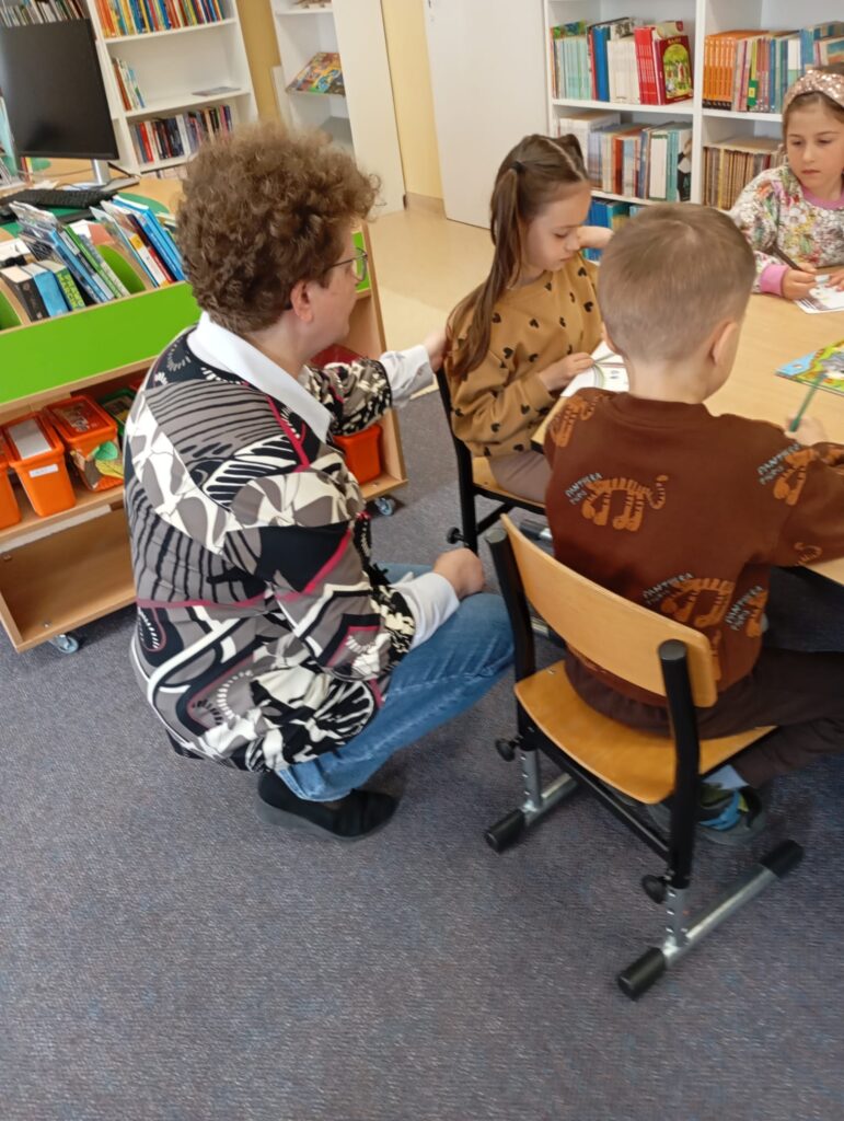 Wyjście do Miejsko-Gminnej Biblioteki Publicznej w Busku-Zdroju - grupa "Pszczółki".