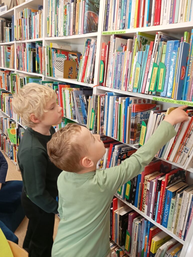 Wyjście do Miejsko-Gminnej Biblioteki Publicznej w Busku-Zdroju - grupa "Pszczółki".