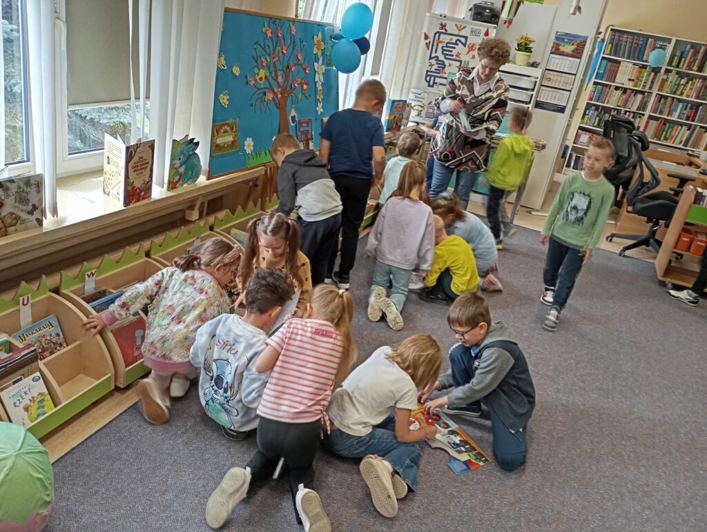 Wyjście do Miejsko-Gminnej Biblioteki Publicznej w Busku-Zdroju - grupa "Pszczółki".