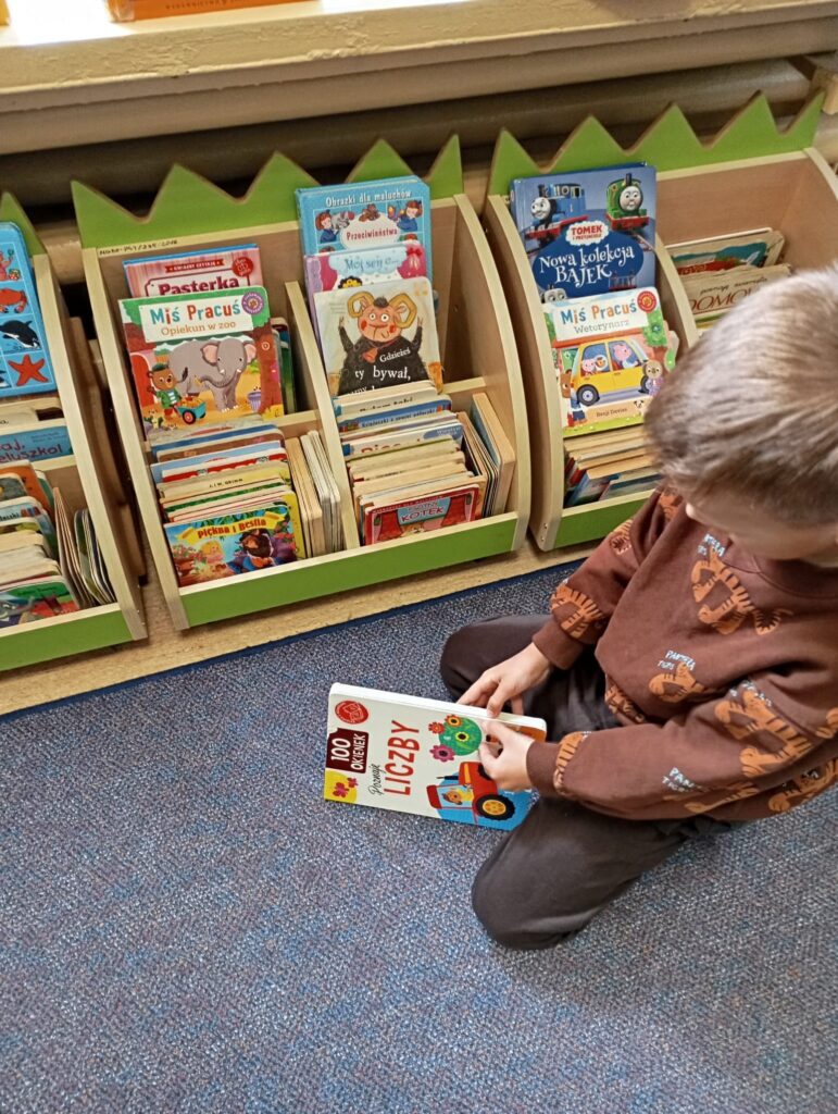 Wyjście do Miejsko-Gminnej Biblioteki Publicznej w Busku-Zdroju - grupa "Pszczółki".