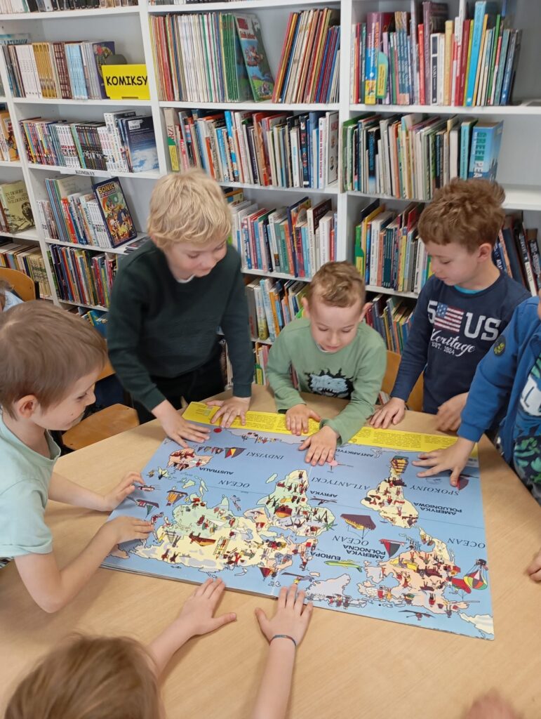 Wyjście do Miejsko-Gminnej Biblioteki Publicznej w Busku-Zdroju - grupa "Pszczółki".