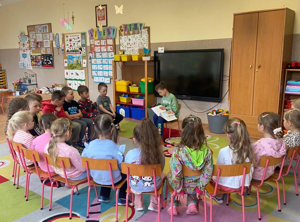 Spotkanie czytelnicze z absolwentem naszego przedszkola.