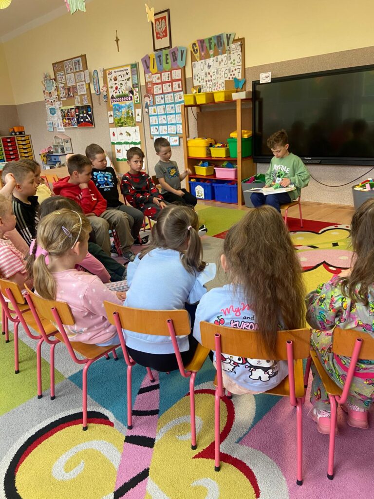 Spotkanie czytelnicze z absolwentem naszego przedszkola.