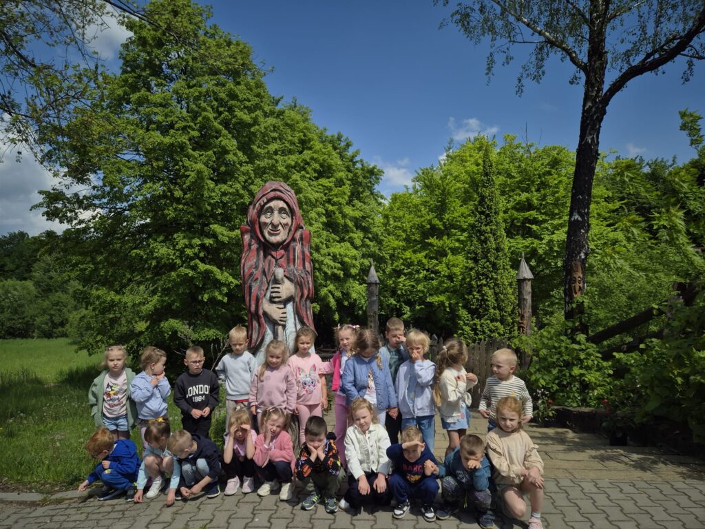 Wycieczka do Parku Rozrywki "Babyjagowo" w Hucie Szklanej - grupa "Wiewiórki".