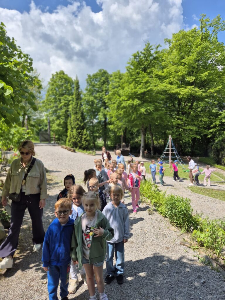 Wycieczka do Parku Rozrywki "Babyjagowo" w Hucie Szklanej - grupa "Wiewiórki".