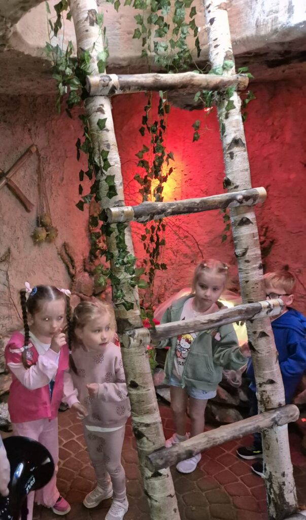 Wycieczka do Parku Rozrywki "Babyjagowo" w Hucie Szklanej - grupa "Wiewiórki".