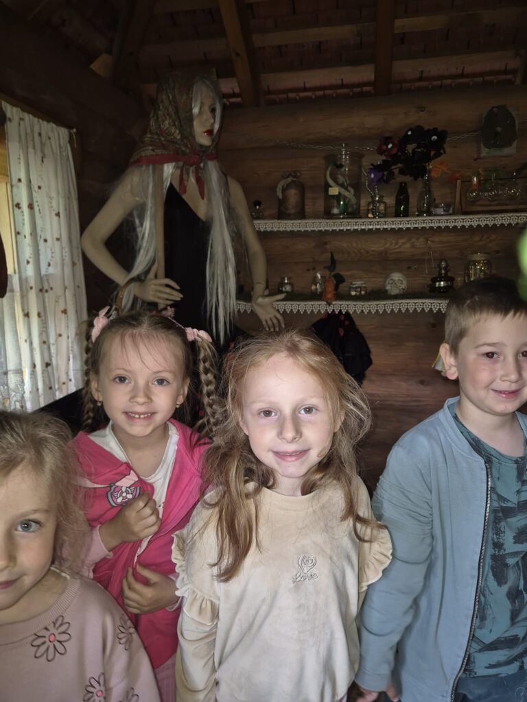 Wycieczka do Parku Rozrywki "Babyjagowo" w Hucie Szklanej - grupa "Wiewiórki".