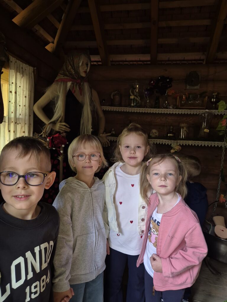 Wycieczka do Parku Rozrywki "Babyjagowo" w Hucie Szklanej - grupa "Wiewiórki".
