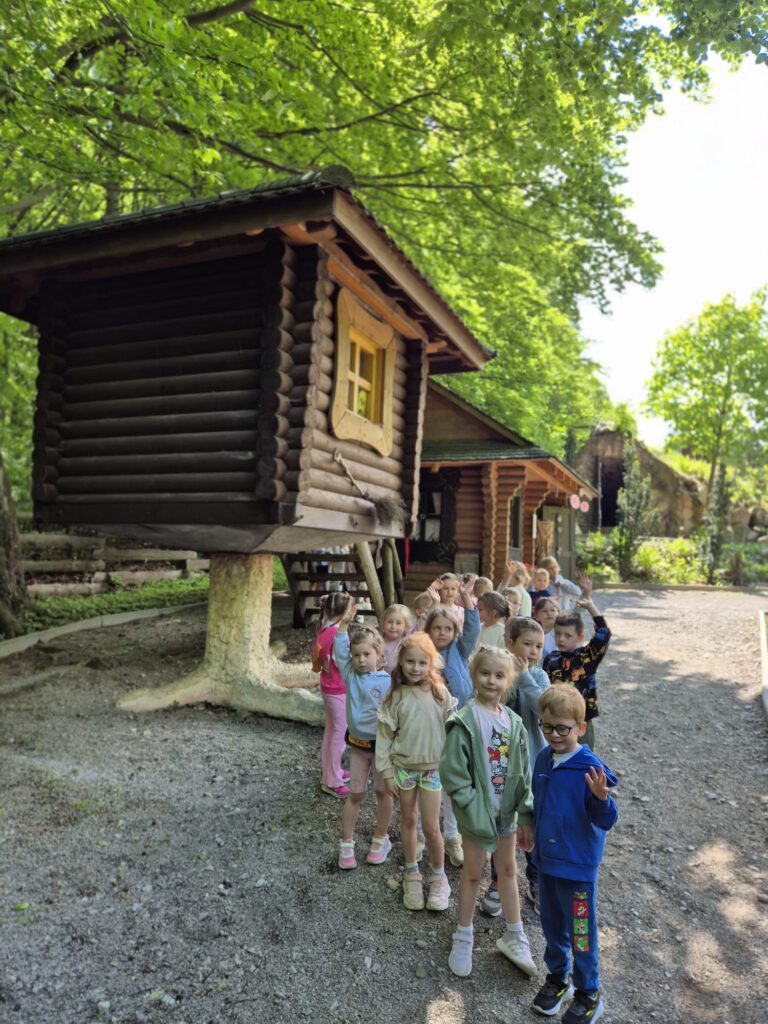 Wycieczka do Parku Rozrywki "Babyjagowo" w Hucie Szklanej - grupa "Wiewiórki".