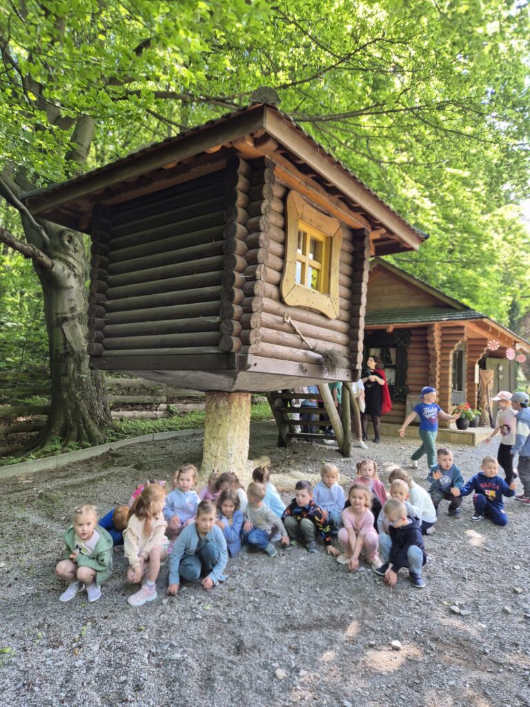 Wycieczka do Parku Rozrywki "Babyjagowo" w Hucie Szklanej - grupa "Wiewiórki".