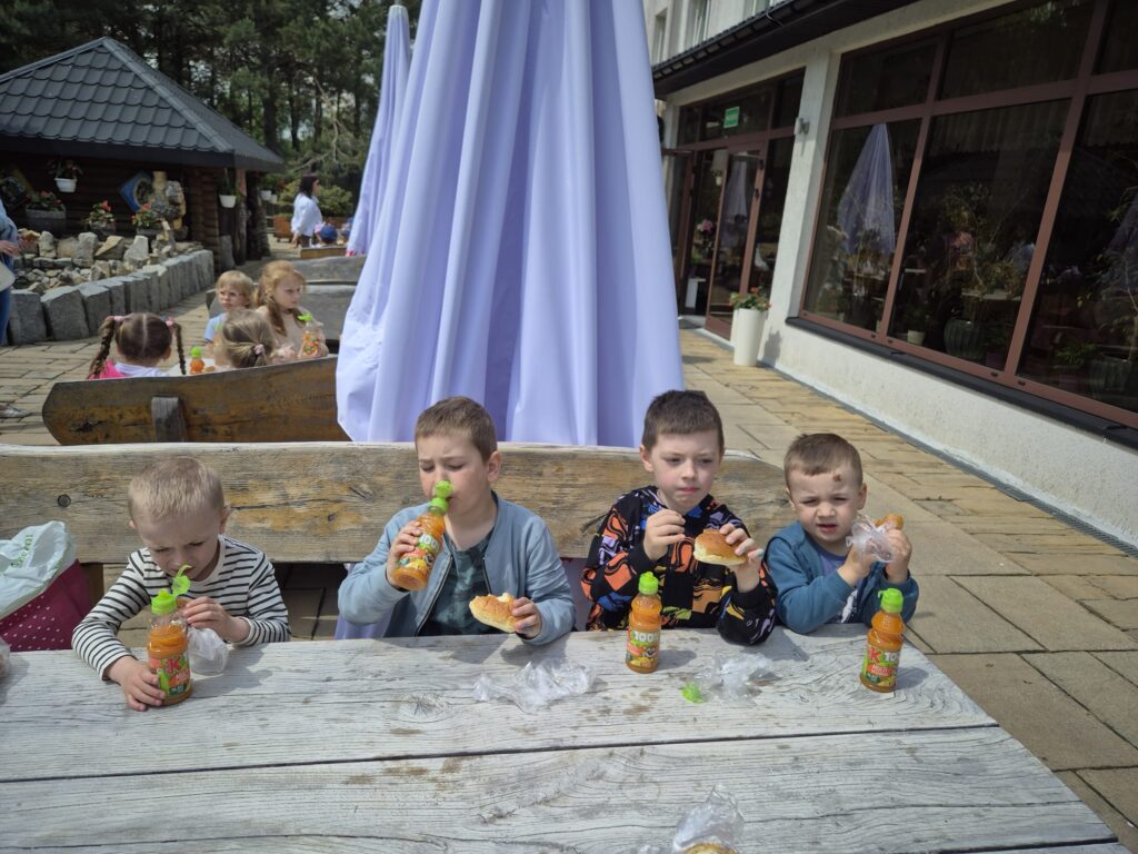 Wycieczka do Parku Rozrywki "Babyjagowo" w Hucie Szklanej - grupa "Wiewiórki".