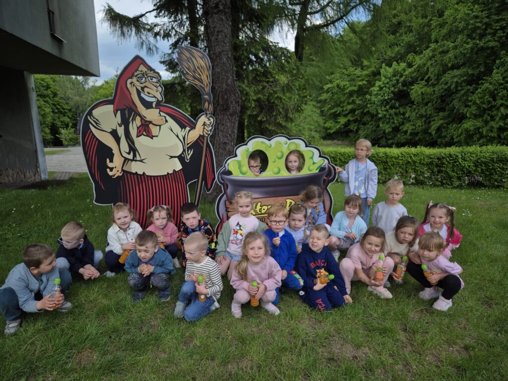 Wycieczka do Parku Rozrywki "Babyjagowo" w Hucie Szklanej - grupa "Wiewiórki".