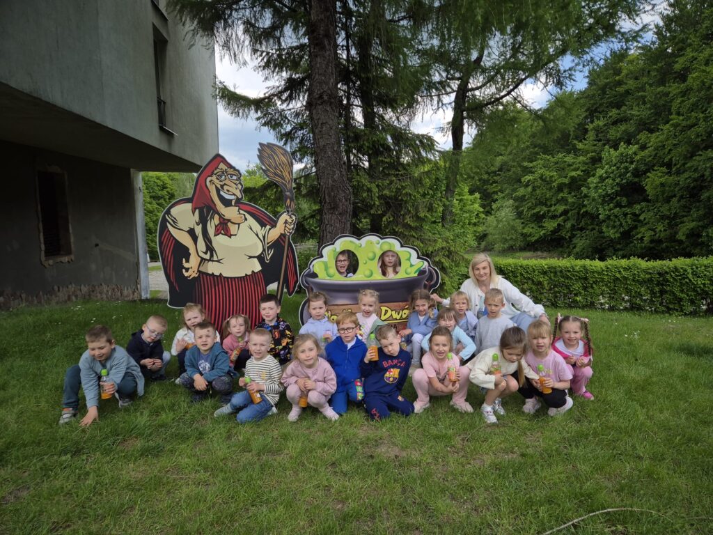 Wycieczka do Parku Rozrywki "Babyjagowo" w Hucie Szklanej - grupa "Wiewiórki".