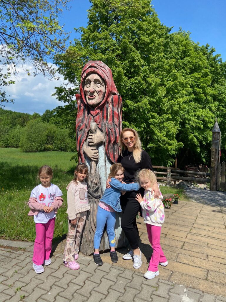 Wycieczka do Parku Rozrywki "Babyjagowo" w Hucie Szklanej - grupa "Motylki".
