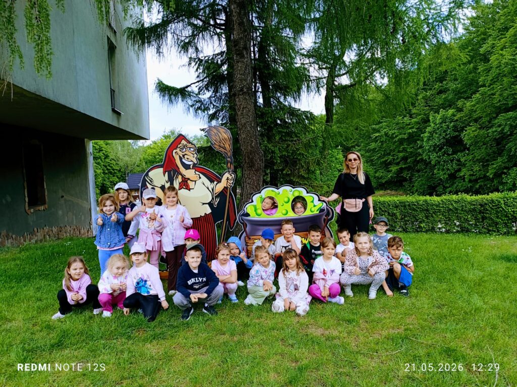 Wycieczka do Parku Rozrywki "Babyjagowo" w Hucie Szklanej - grupa "Motylki".