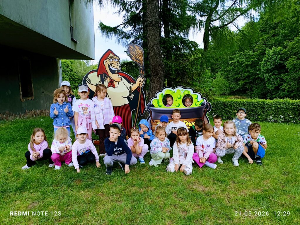 Wycieczka do Parku Rozrywki "Babyjagowo" w Hucie Szklanej - grupa "Motylki".
