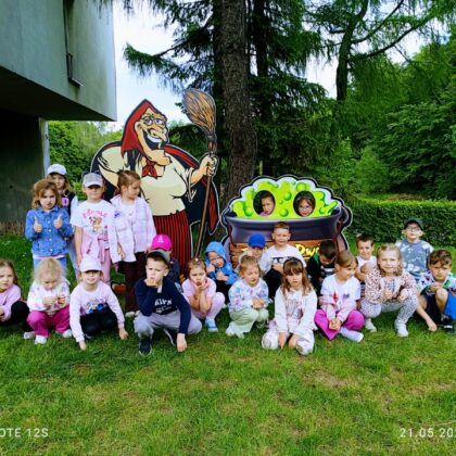 Wycieczka do Parku Rozrywki "Babyjagowo" w Hucie Szklanej - grupa "Motylki".