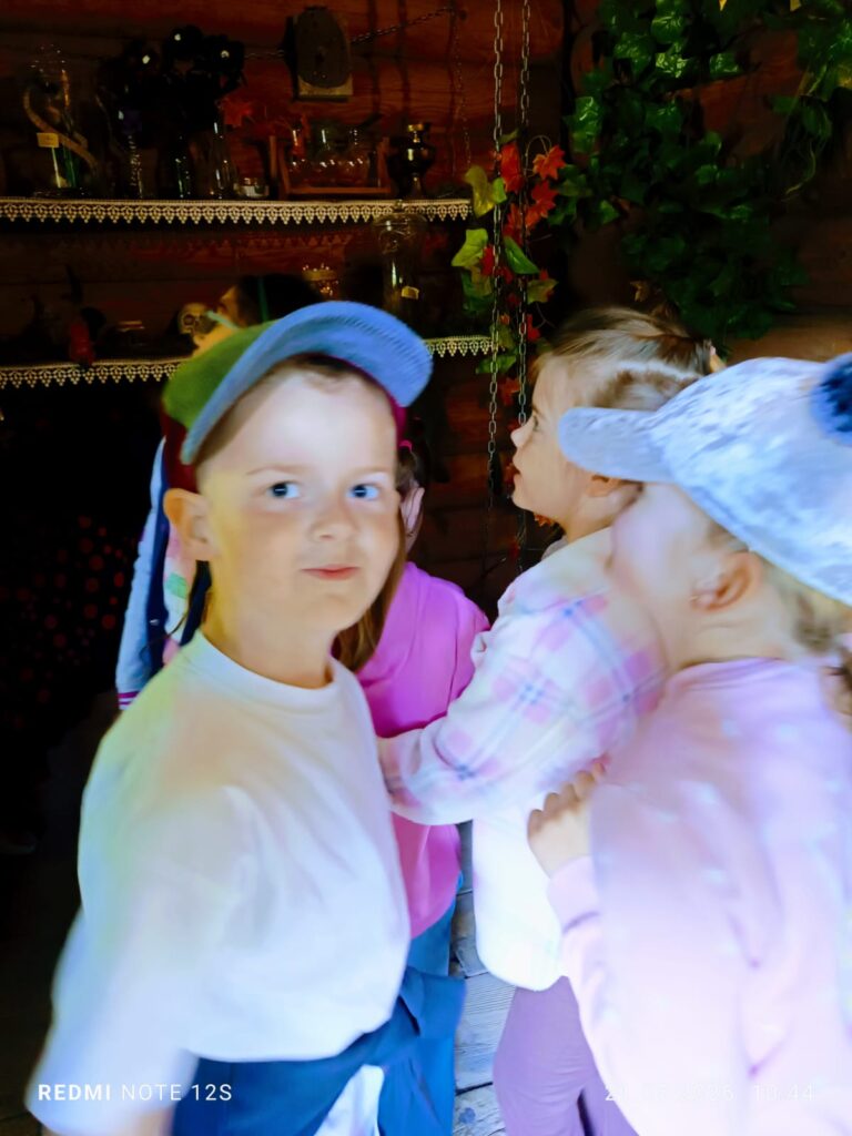 Wycieczka do Parku Rozrywki "Babyjagowo" w Hucie Szklanej - grupa "Motylki".