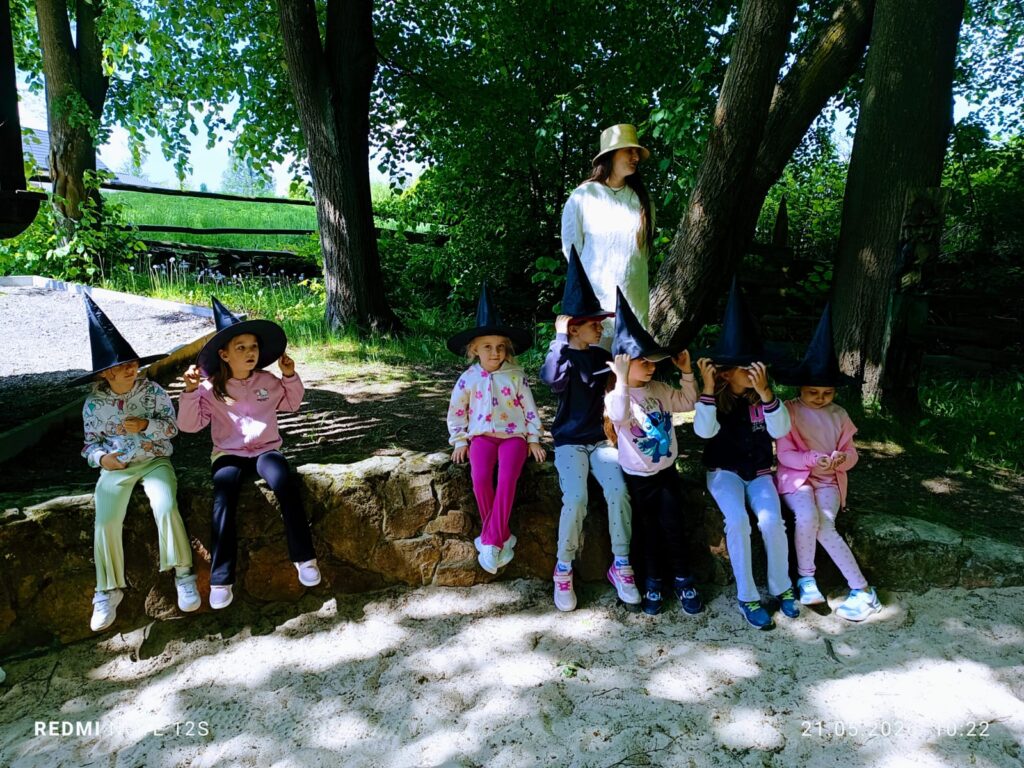 Wycieczka do Parku Rozrywki "Babyjagowo" w Hucie Szklanej - grupa "Motylki".