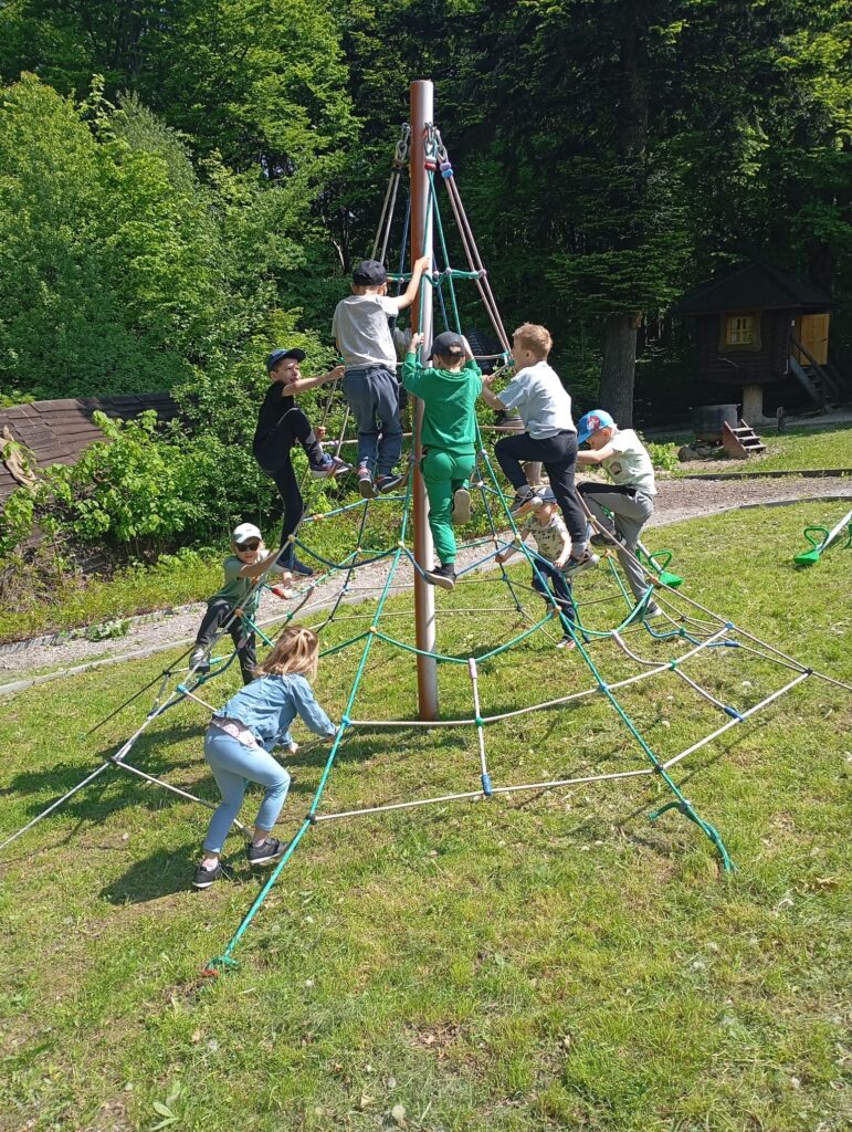 Wycieczka do Parku Rozrywki "Babojagowo" w Hucie Szklanej - grupa "Pszczółki".